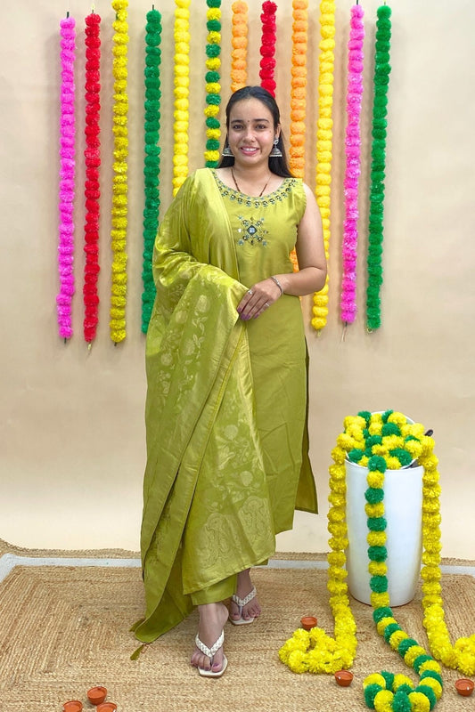 Premium Gadwal Sleeveless Kurti Pant Set with Matching Banarasi Dupatta – Abhla, Thread & Cut Dana Embroidery