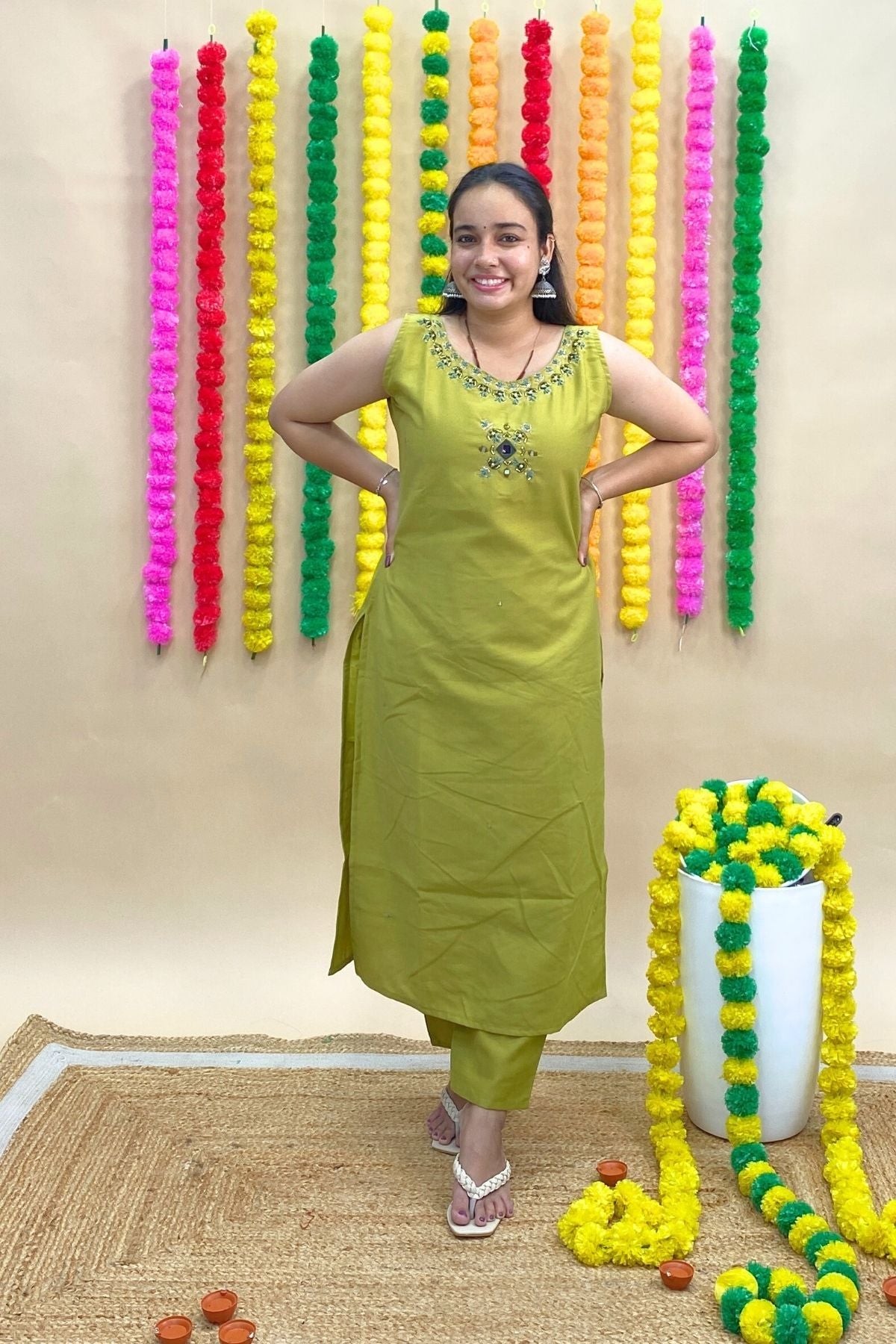 Premium Gadwal Sleeveless Kurti Pant Set with Matching Banarasi Dupatta – Abhla, Thread & Cut Dana Embroidery