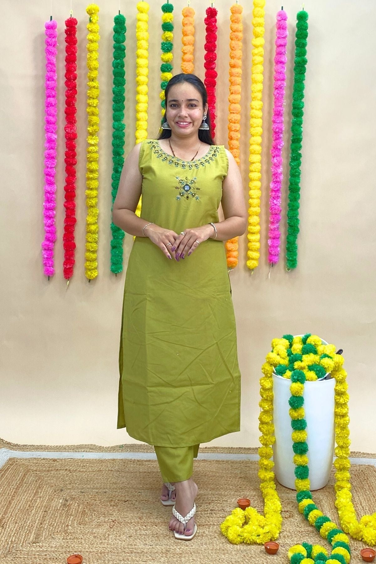 Premium Gadwal Sleeveless Kurti Pant Set with Matching Banarasi Dupatta – Abhla, Thread & Cut Dana Embroidery