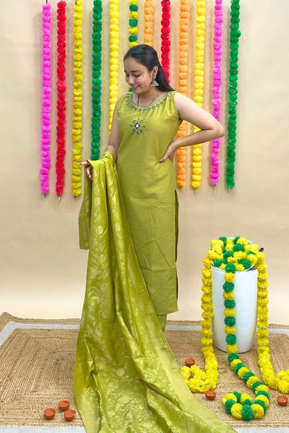 Premium Gadwal Sleeveless Kurti Pant Set with Matching Banarasi Dupatta – Abhla, Thread & Cut Dana Embroidery